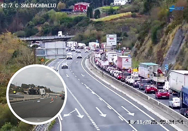 El camión volcado ayer en Ontón seguirá bloqueando dos carriles en la A-8 hasta esta noche